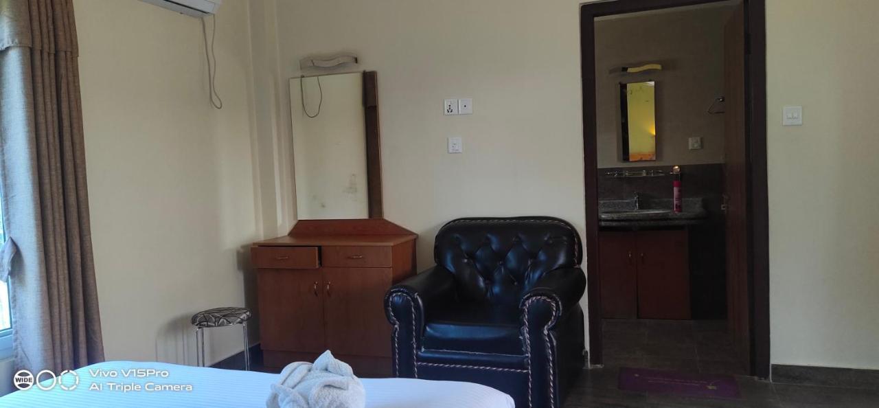 Hotel Hornbill Sauraha Dış mekan fotoğraf